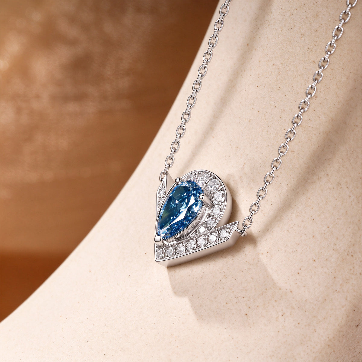 DANFÉE Chevron Pear Halo pendant, side view of the PT950 platinum setting