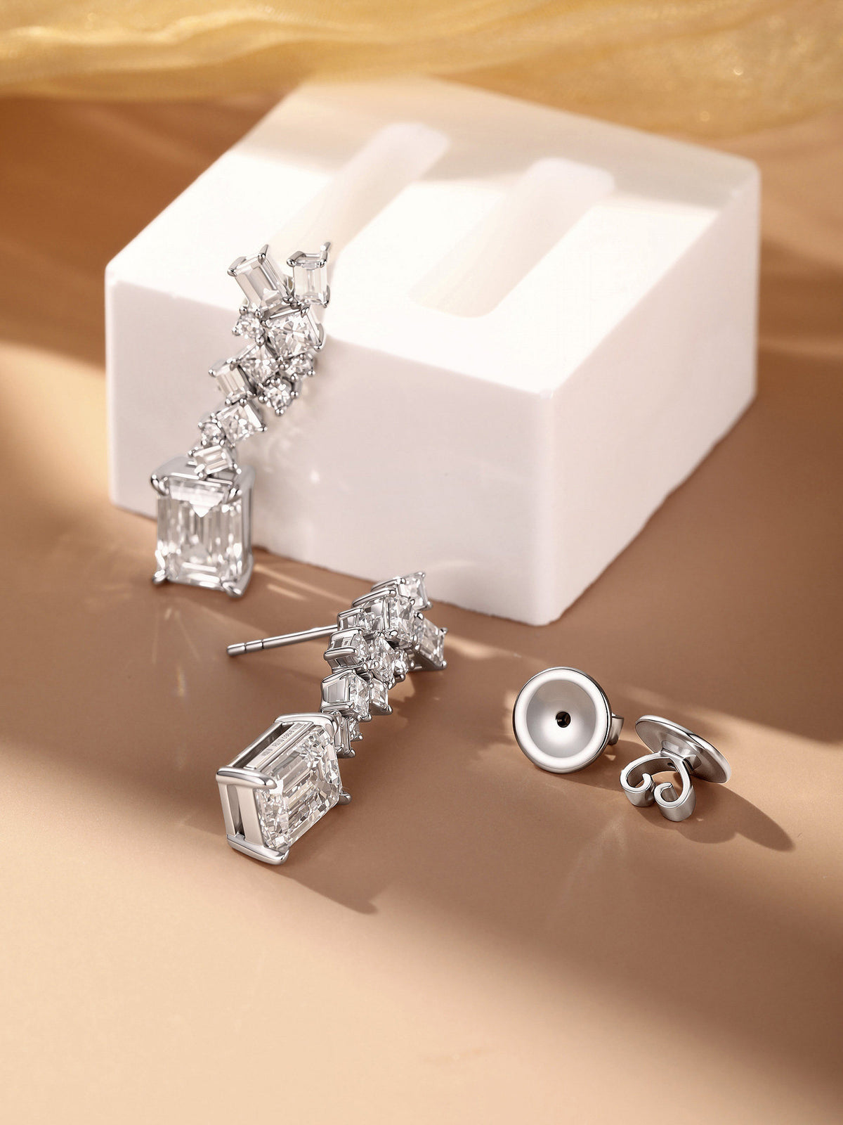 Céleste Cascade Emerald-Cut Lab-Grown Diamond Drop Earrings in PT950 Platinum | D-E | VS