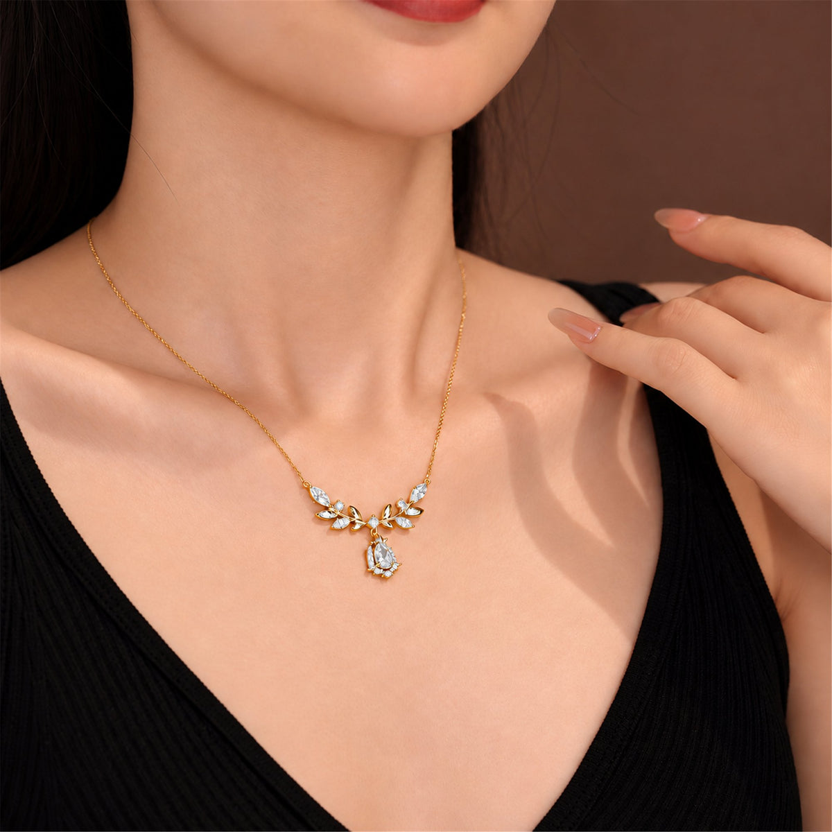 7副本1.png | DANFÉE Laurel Goddess diamond necklace in 18K yellow gold worn by model — view 1