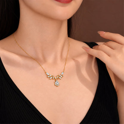 7副本1.png | DANFÉE Laurel Goddess diamond necklace in 18K yellow gold worn by model — view 1