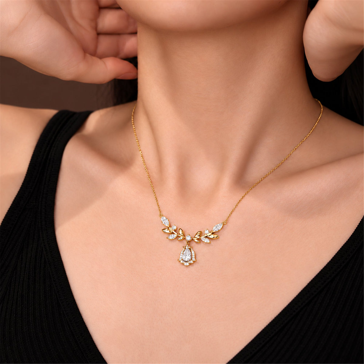 8副本1.png | DANFÉE Laurel Goddess diamond necklace in 18K yellow gold worn by model — view 2