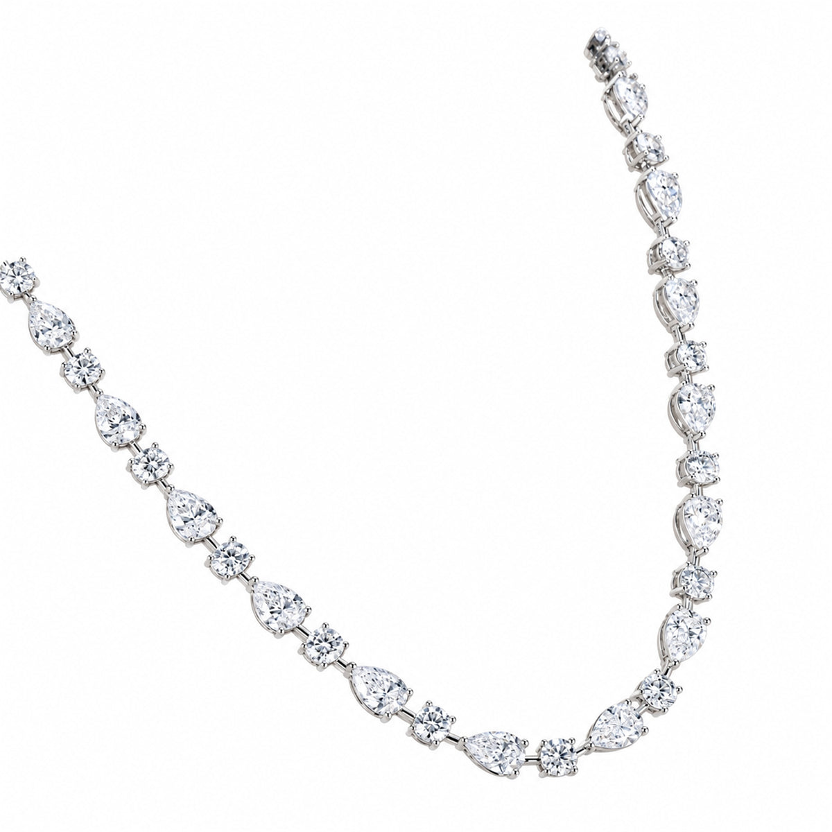 DANFÉE 21 carat pear and round lab-grown Diamond necklace detail in white metal