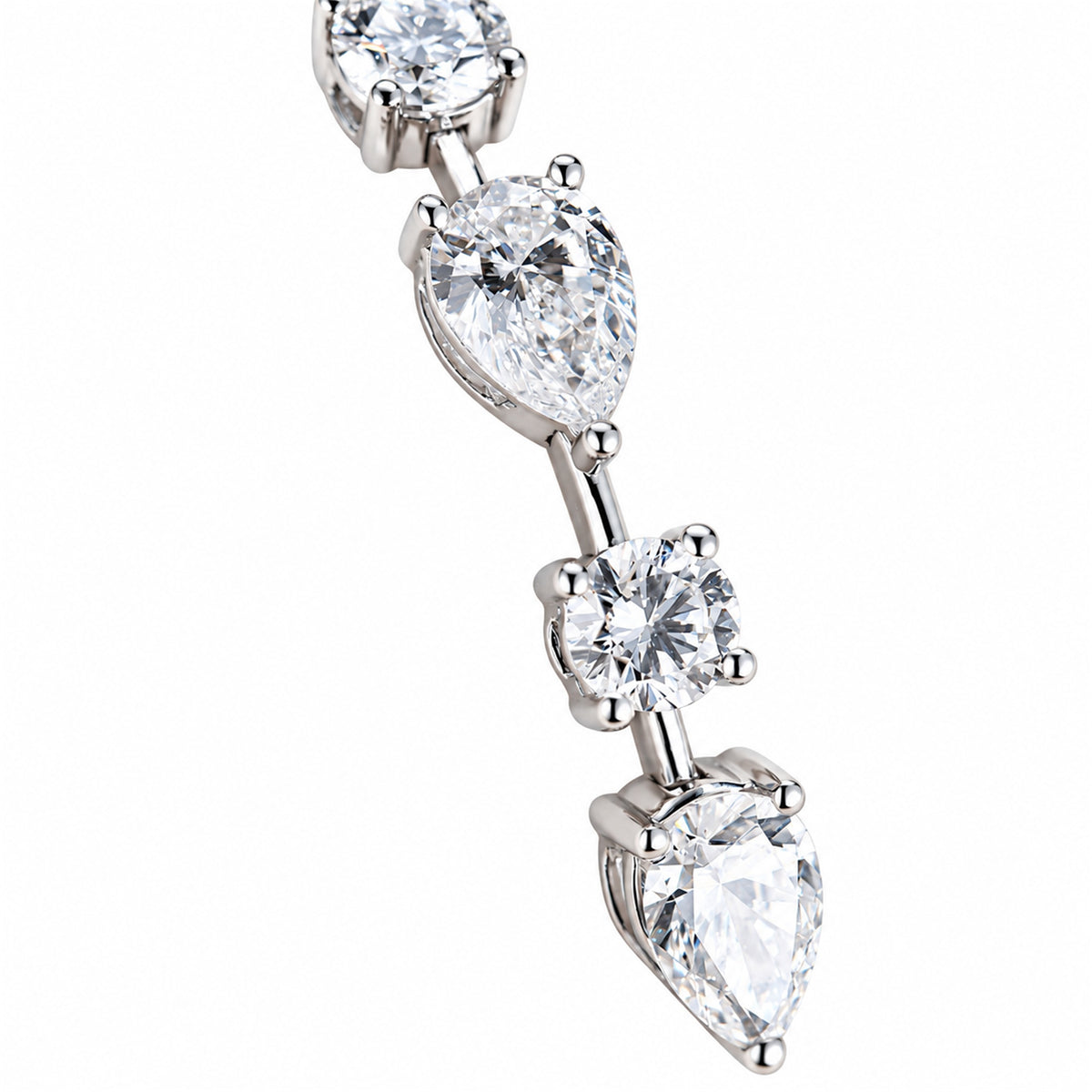 DANFÉE 21 carat pear and round lab-grown Diamond necklace detail in white metal