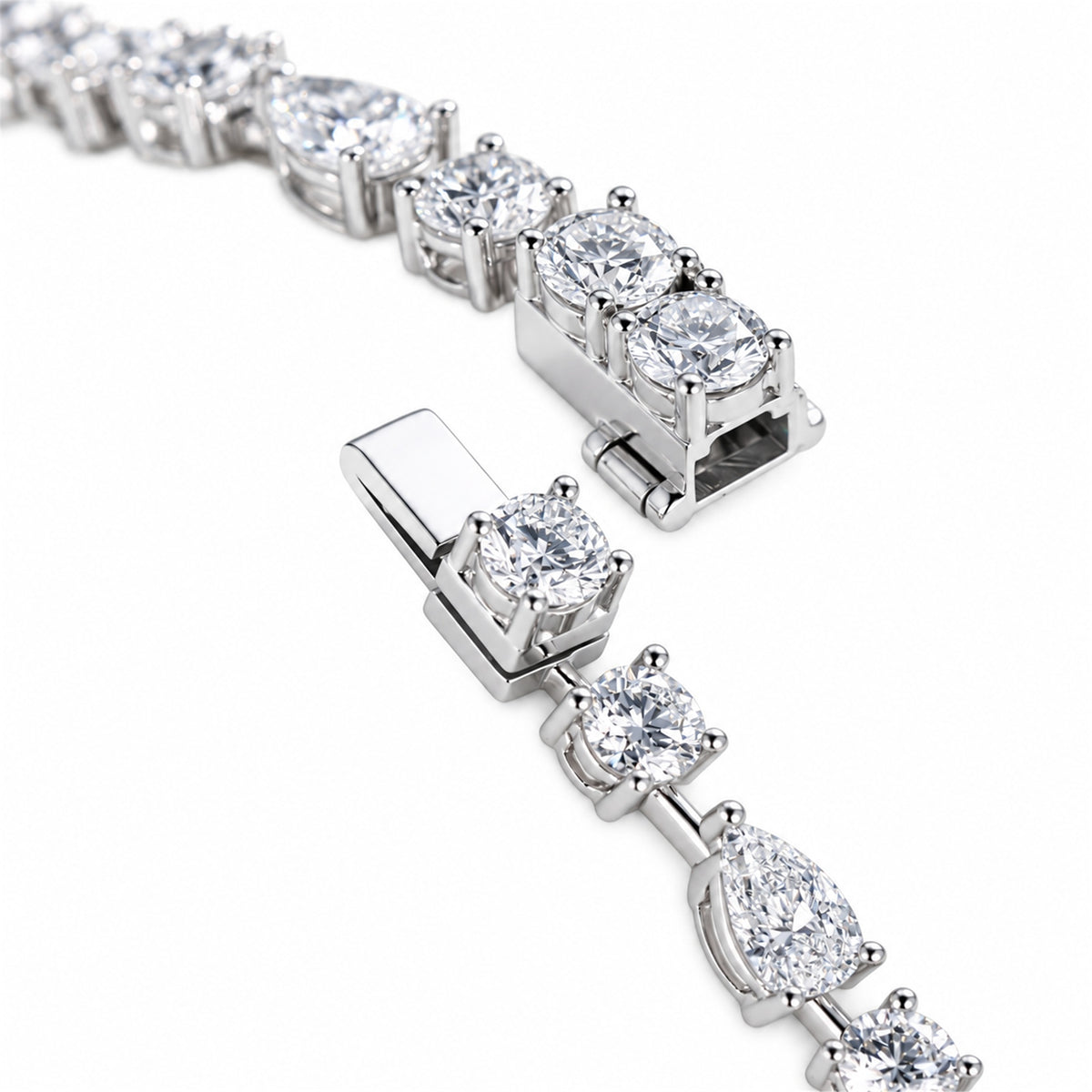 DANFÉE 21 carat pear and round lab-grown Diamond necklace detail in white metal