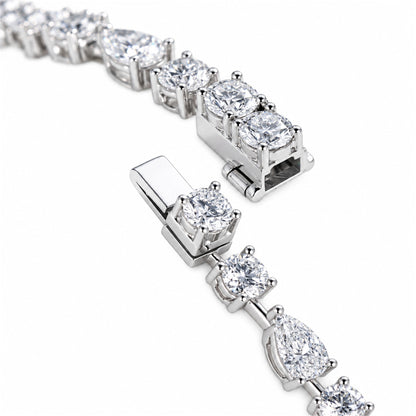 DANFÉE 21 carat pear and round lab-grown Diamond necklace detail in white metal