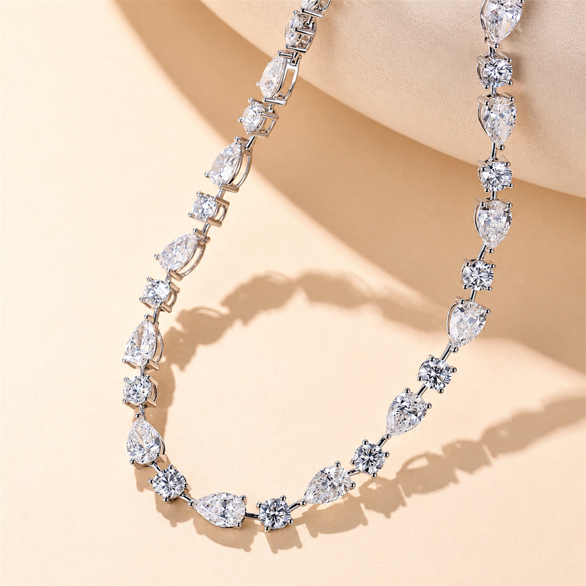 DANFÉE 21 carat pear and round lab-grown Diamond necklace detail in white metal