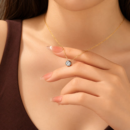 DANFÉE 1 carat lab-grown diamond necklace in 18K yellow gold - Diamond pendant held gently by hand