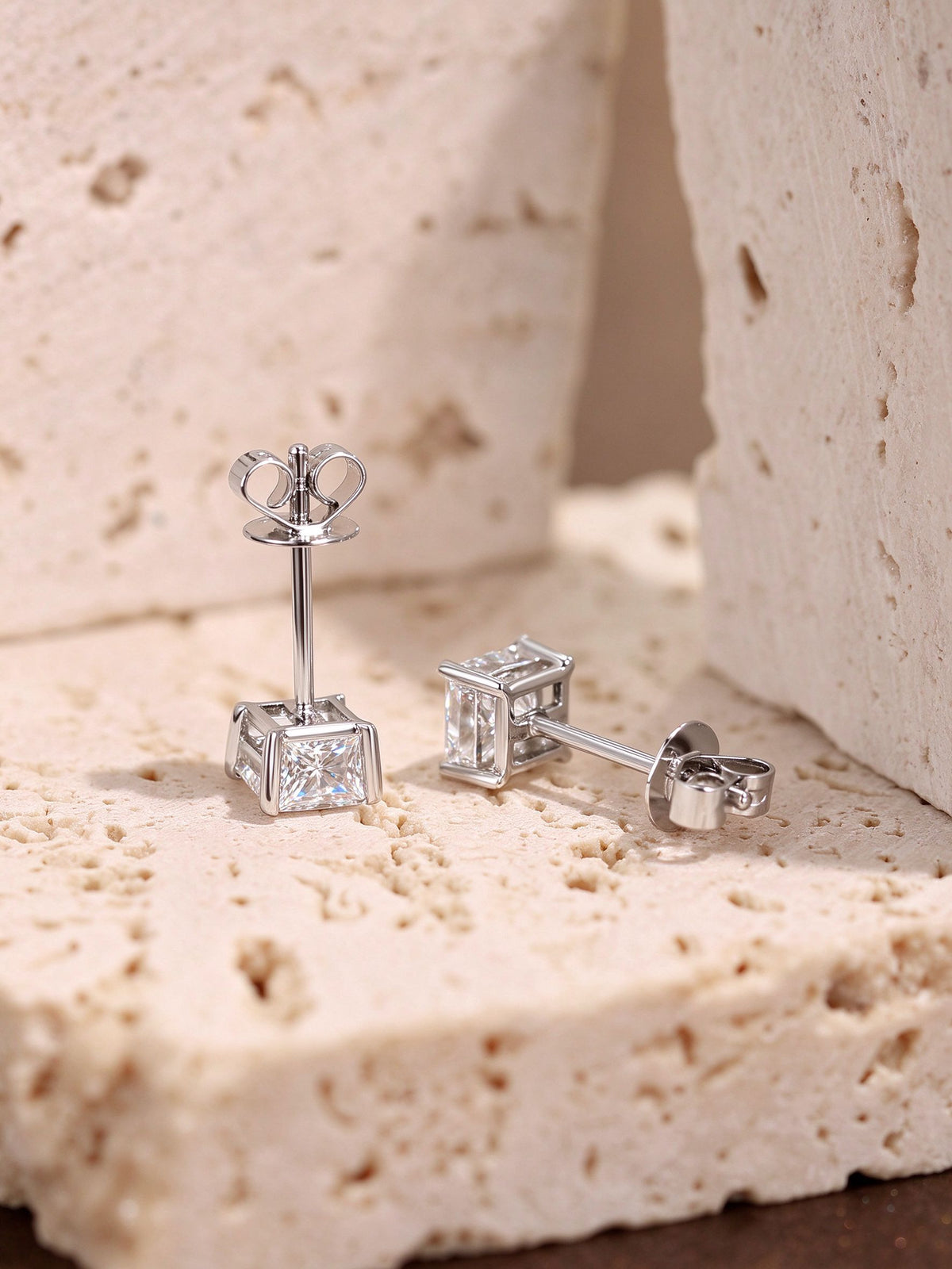 18K gold butterfly back and open basket of the princess-cut diamond studs