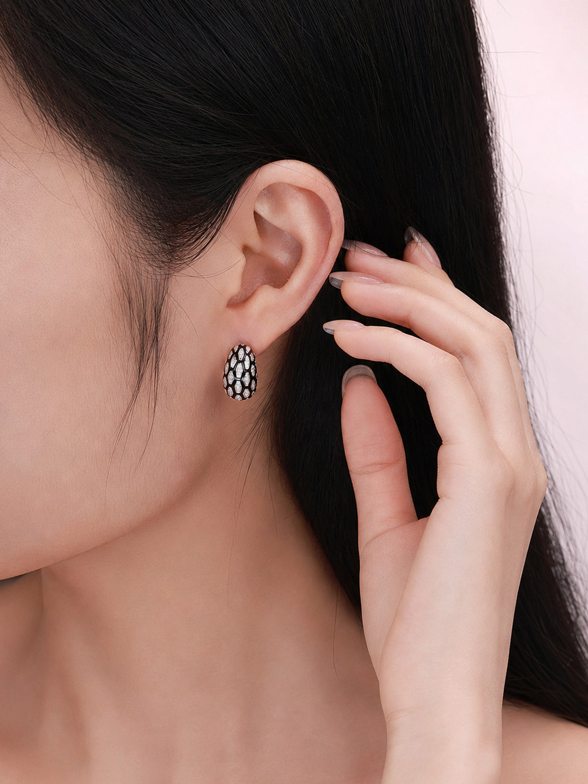 Écaille snake-scale diamond earring worn on the ear