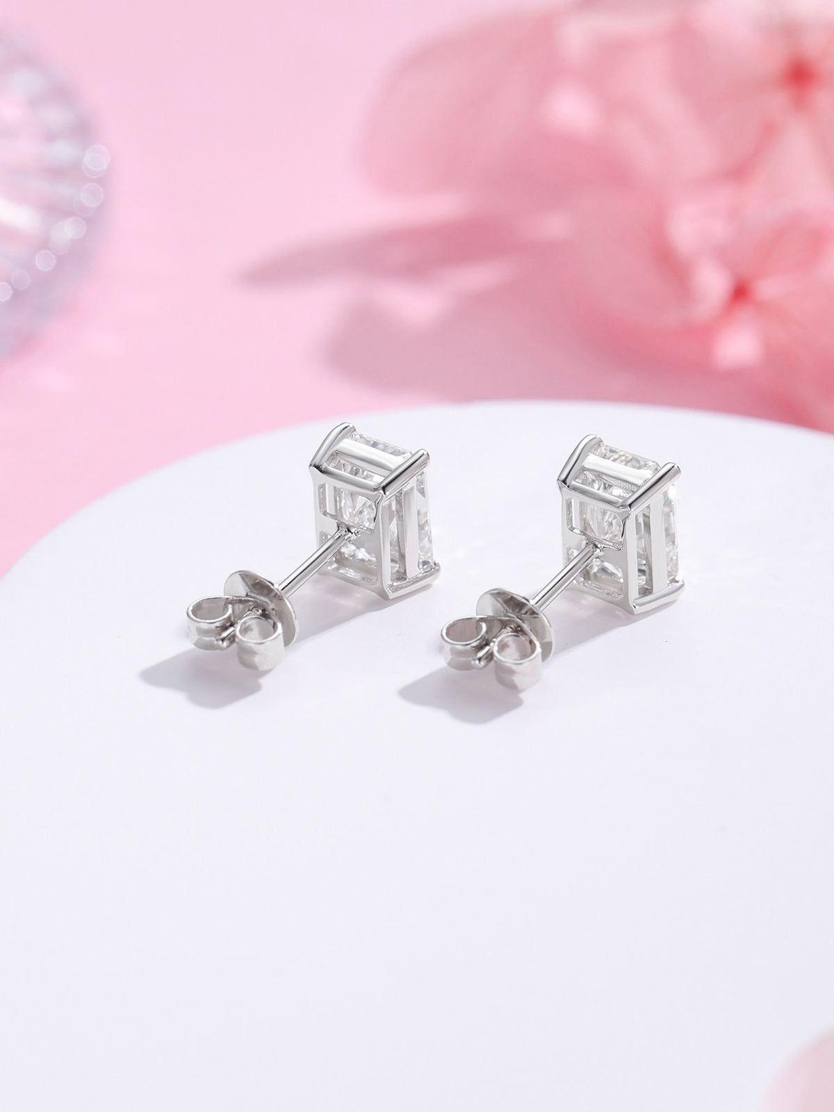 Four-claw basket and 18K gold butterfly backs of the radiant-cut diamond studs