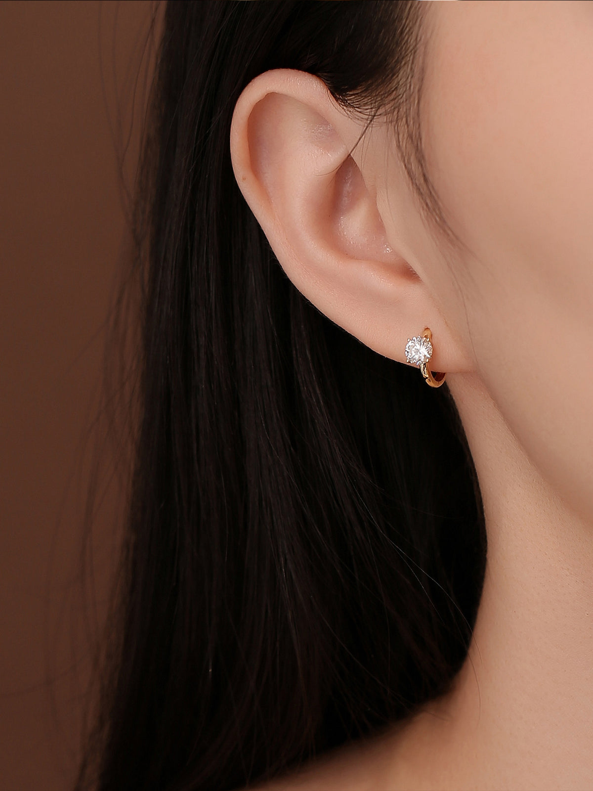 DANFÉE Étoile Solitaire round lab-grown diamond huggie earrings, worn on model, 1 carat total, D-E VS