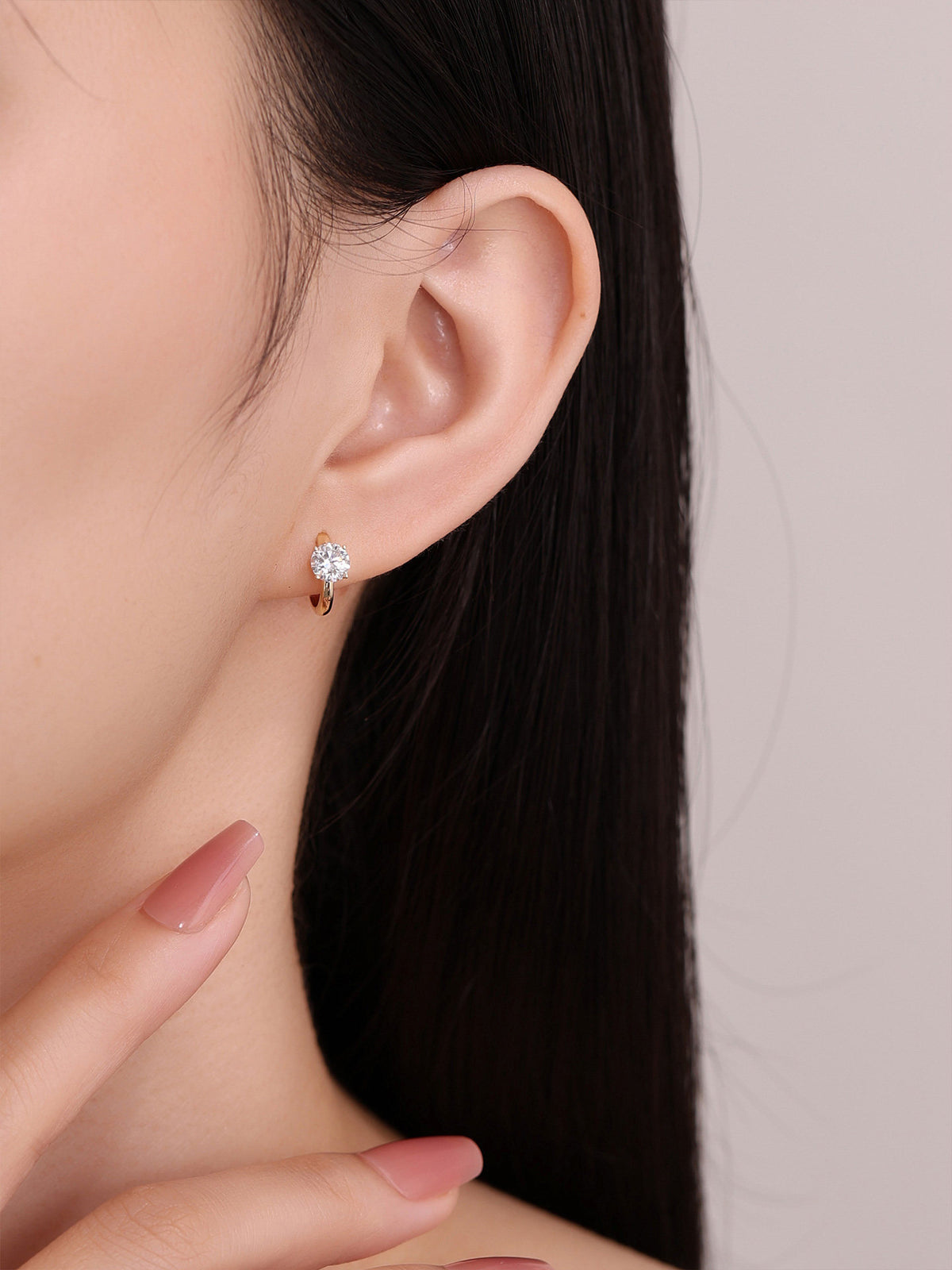 DANFÉE Étoile Solitaire round lab-grown diamond huggie earrings, worn on model, 1 carat total, D-E VS