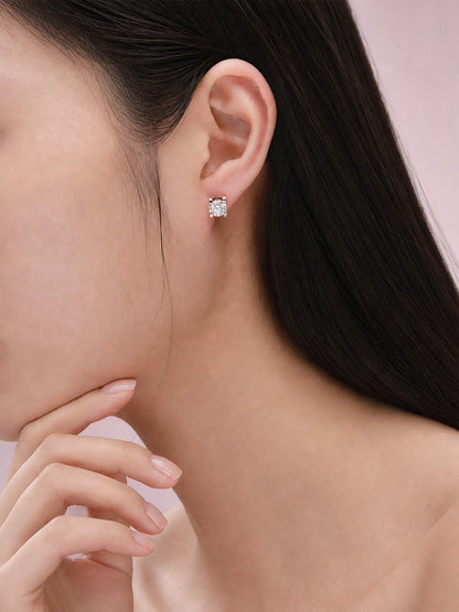 Model wearing DANFÉE round lab-grown diamond stud earring in 18K white gold