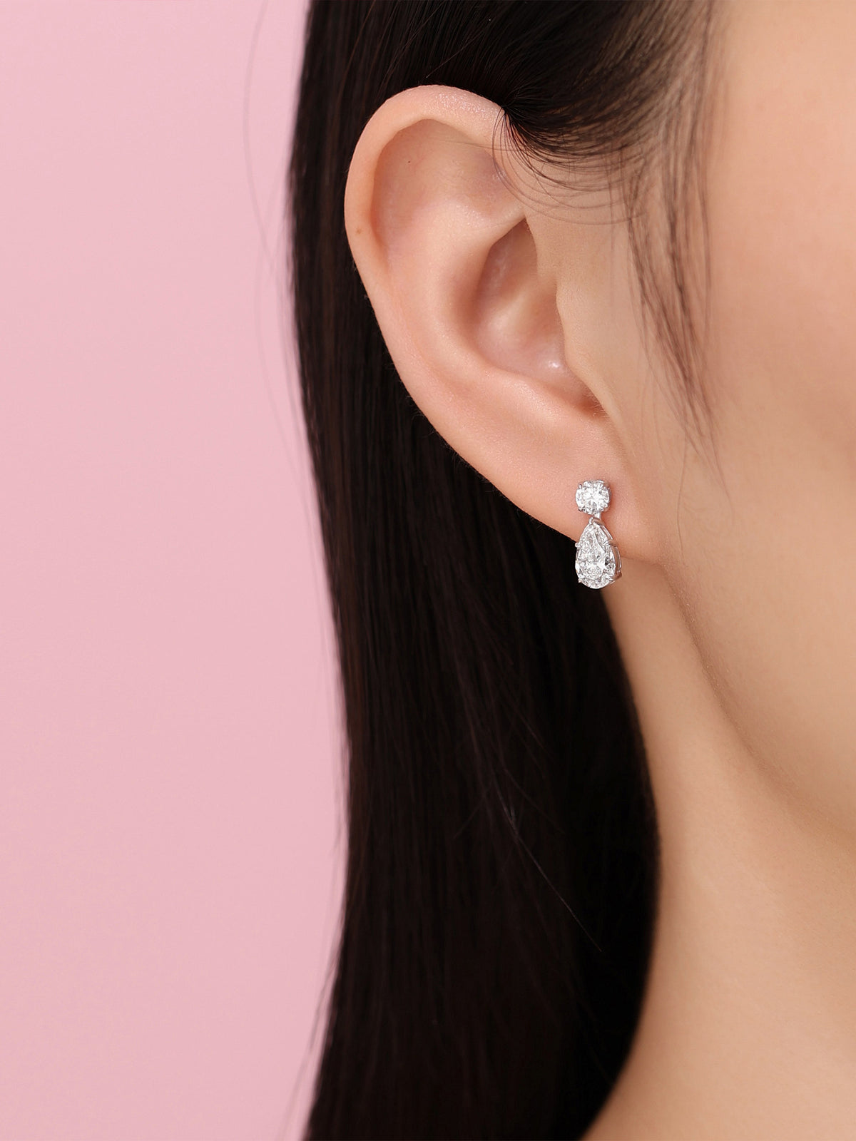 Side profile of DANFÉE Larme pear diamond drop earrings on model