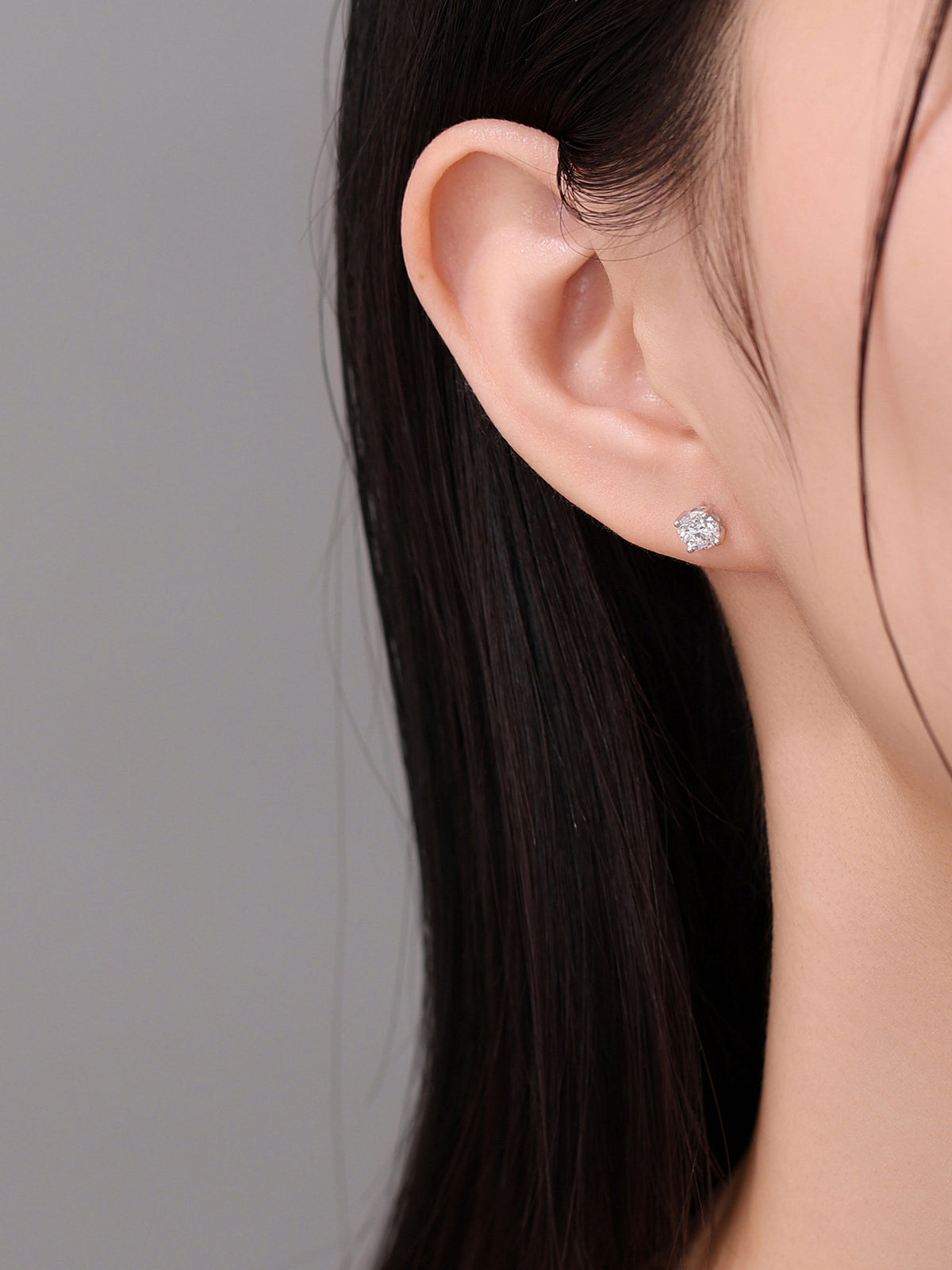 Model wearing the Lune diamond solitaire stud on its own