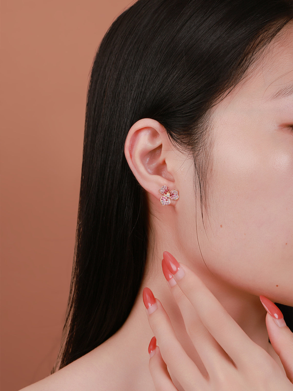 Pétale pink sapphire clover stud earring worn on the ear