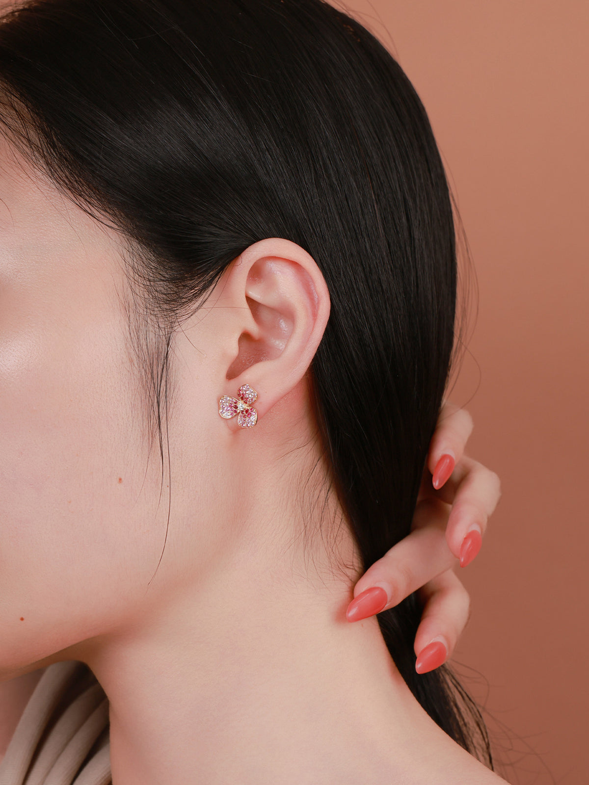 Model wearing DANFÉE Pétale lab-grown diamond clover stud earrings in 18K yellow gold