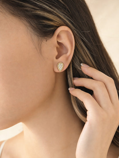 Model wearing DANFÉE Rosée pear-shaped lab-grown diamond stud earring in 18K gold