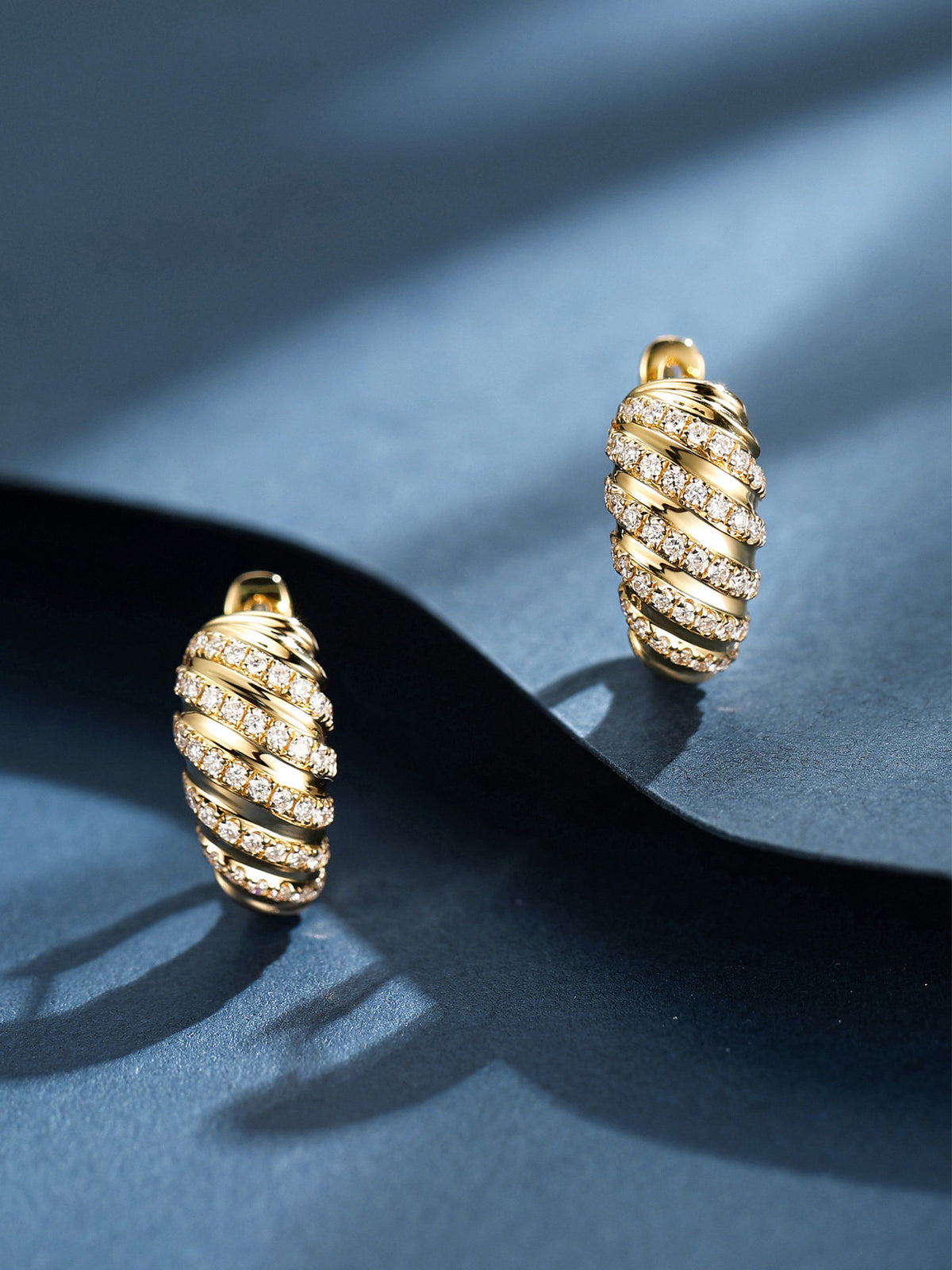 Torsade twisted pavé lab-grown diamond huggie earrings in 18K gold on blue