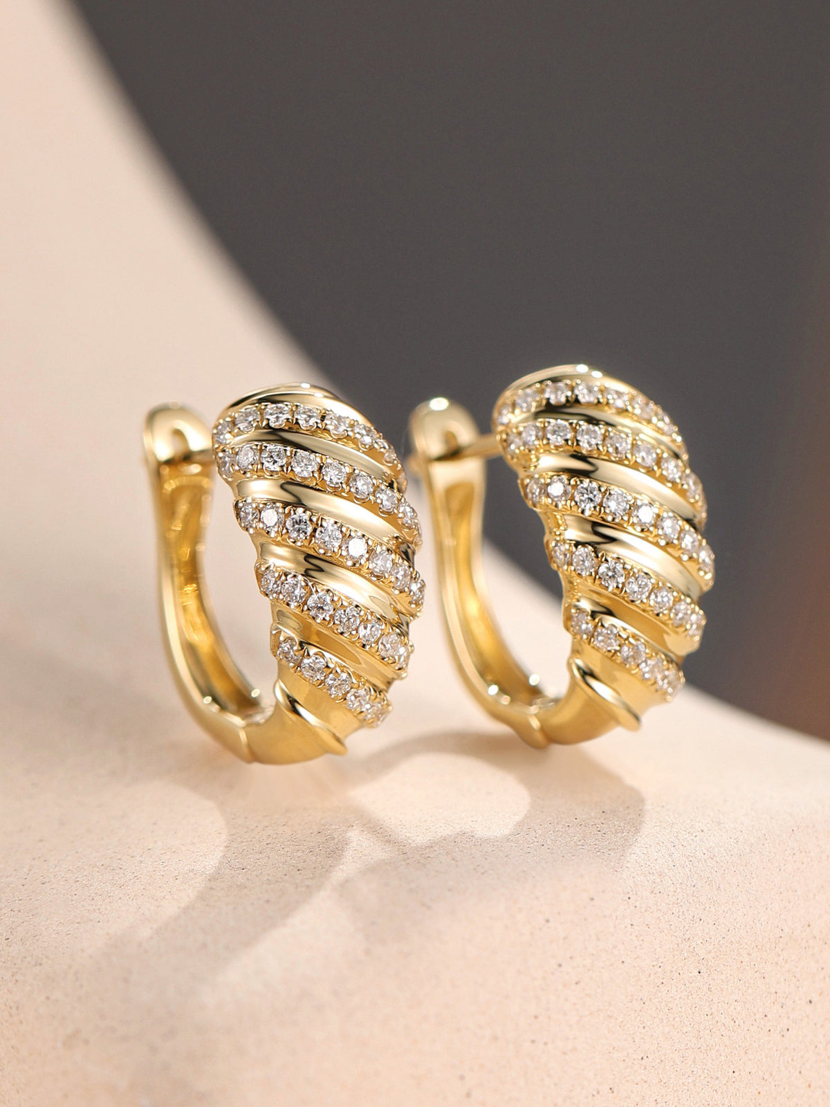 Torsade lab-grown diamond huggie earrings in 18K gold with 9mm inner diameter
