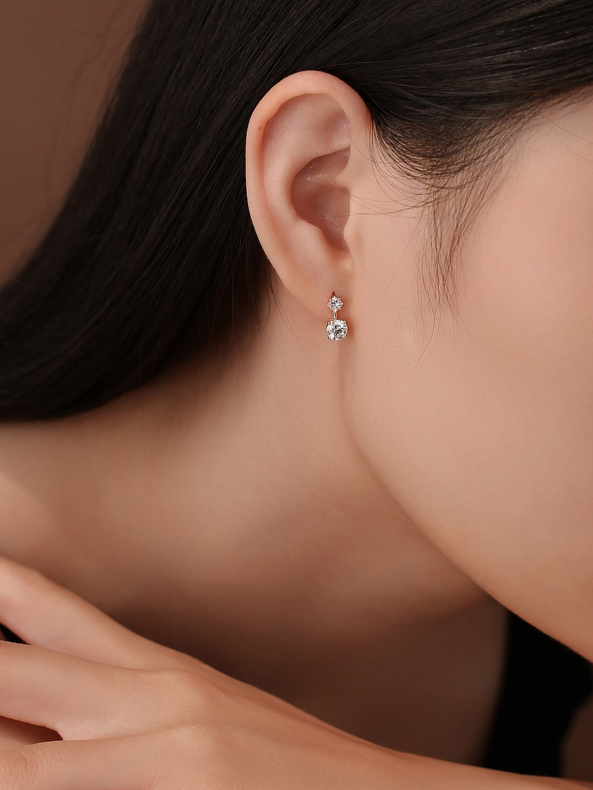 Model wearing the Étoile Duo lab-grown diamond huggie earrings