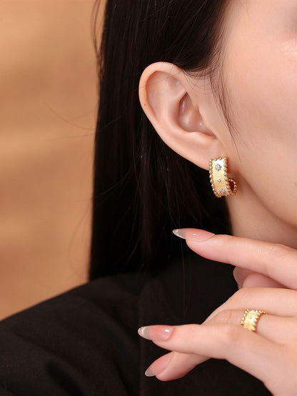 Model wearing Étoile 18K gold lab-grown diamond half-hoop earring