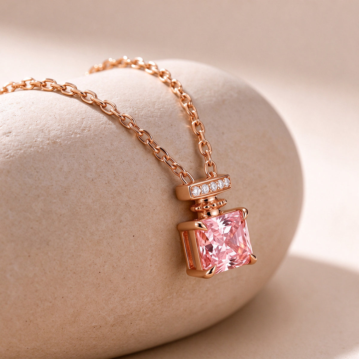 Parfum necklace in 18K rose gold with Fancy Vivid Pink lab-grown diamond