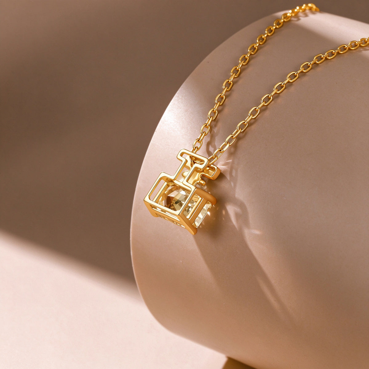 Side view of the Parfum perfume bottle pendant in 18K yellow gold