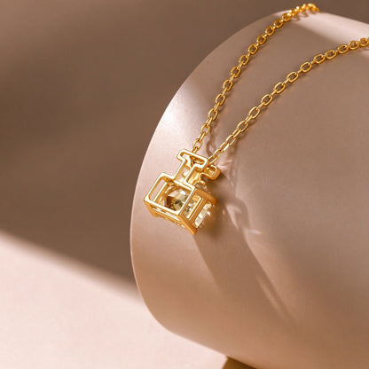 Side view of the Parfum perfume bottle pendant in 18K yellow gold