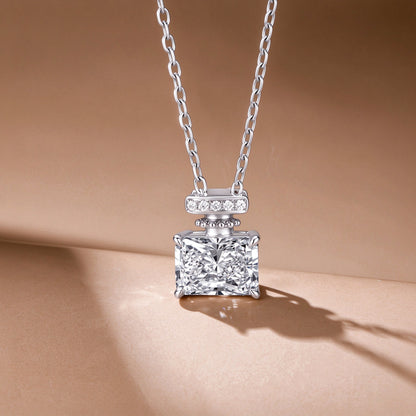 Parfum necklace in 18K white gold with D-E colorless lab-grown diamond