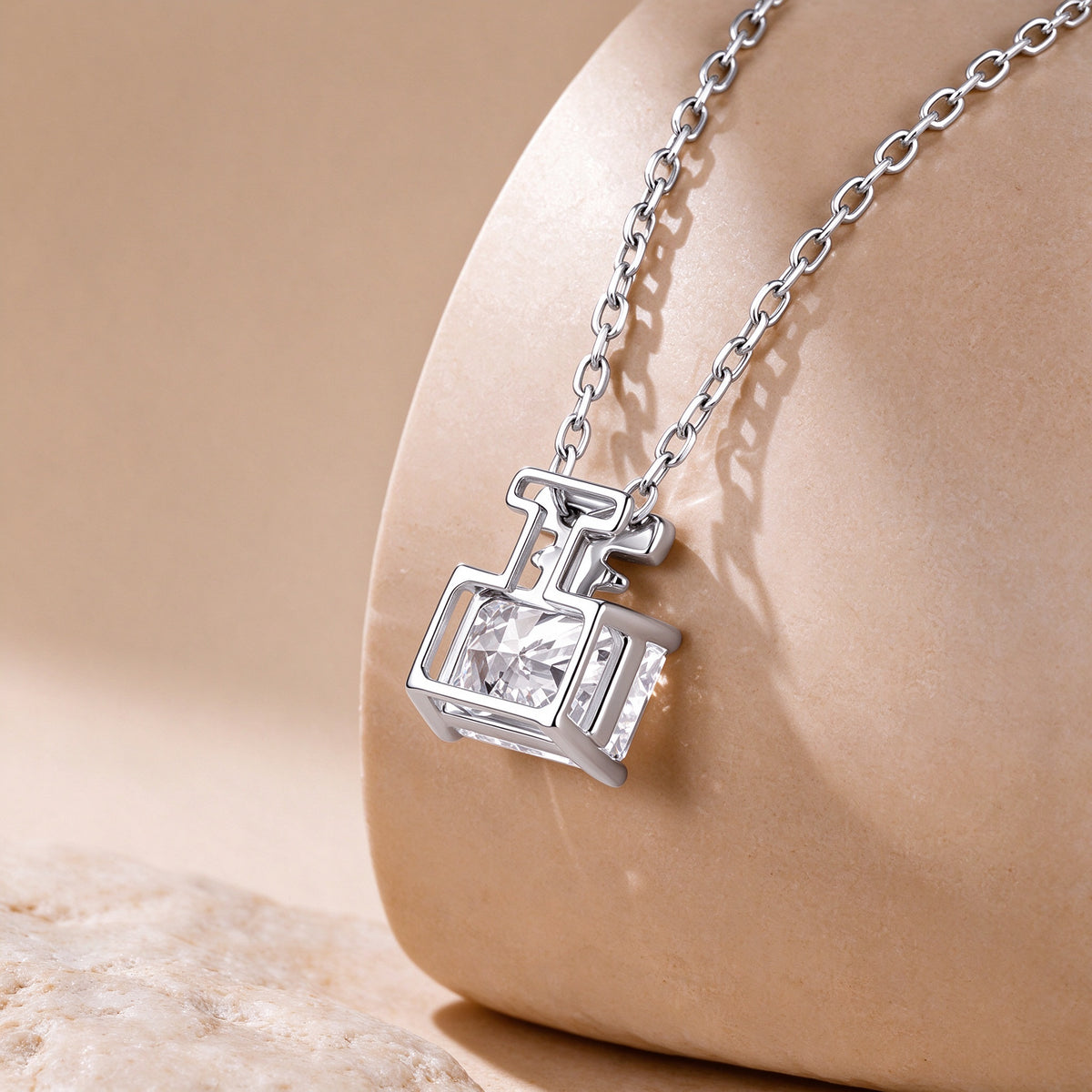 Side view of the Parfum pendant in 18K white gold with white lab-grown diamond
