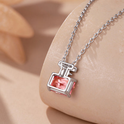 Profile of the Parfum pink diamond pendant in 18K white gold