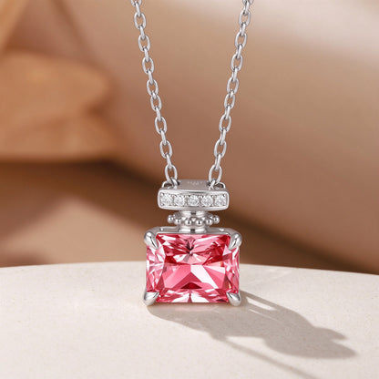 Close-up of the Fancy Vivid Pink radiant-cut lab-grown diamond in the Parfum necklace
