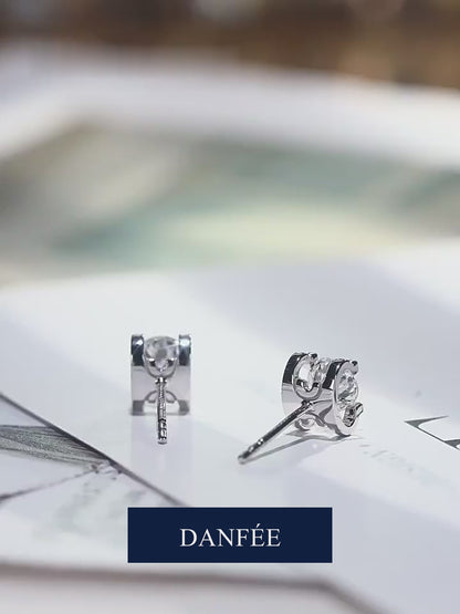 Étreinte Lab-Grown Diamond Solitaire Stud Earrings in 18K Gold | Round Brilliant 0.3–1 Carat | D-E | VVS